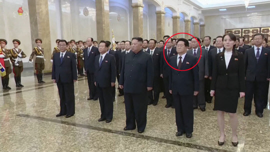 조선중앙통신은 16일 김정은 북한 국무위원장이 김정일 국방위원장의 생일(광명성절)을 맞아 금수산태양궁전을 참배했다. 사진은 조선중앙TV가 공개한 참배 모습으로, 왼쪽부터 리만건·최룡해·김정은·리영식·김여정.<연합뉴스>